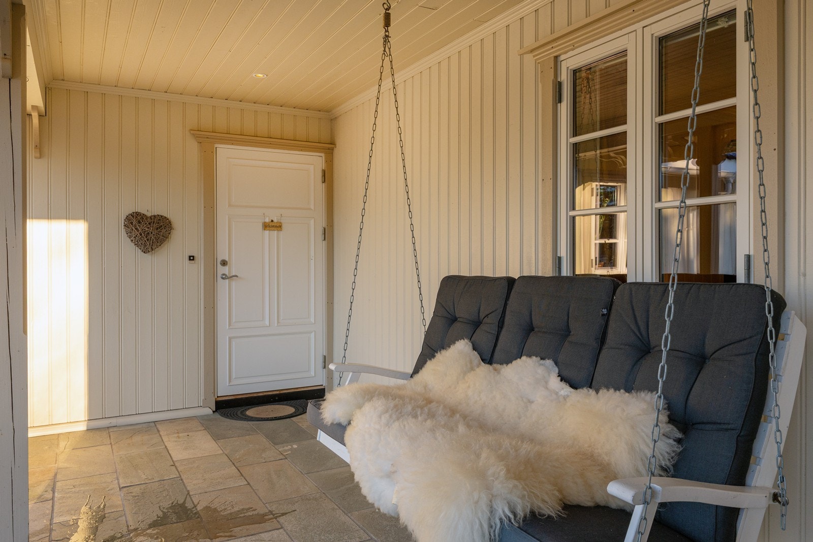 Hagegyngen er god å sitte i, og overbygget gjør det lunt og godt. Galleribilde