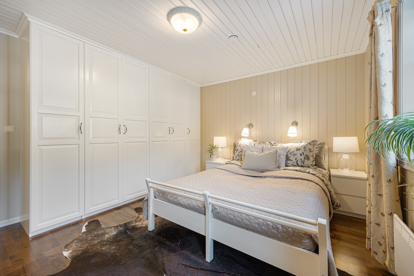 Hovedsoverommet er meget romslig, med god plass til både dobbeltseng og annet møblement. Det er mye oppbevaring i et plassbygget garderobeskap med hvite, profilerte fronter. Galleribilde