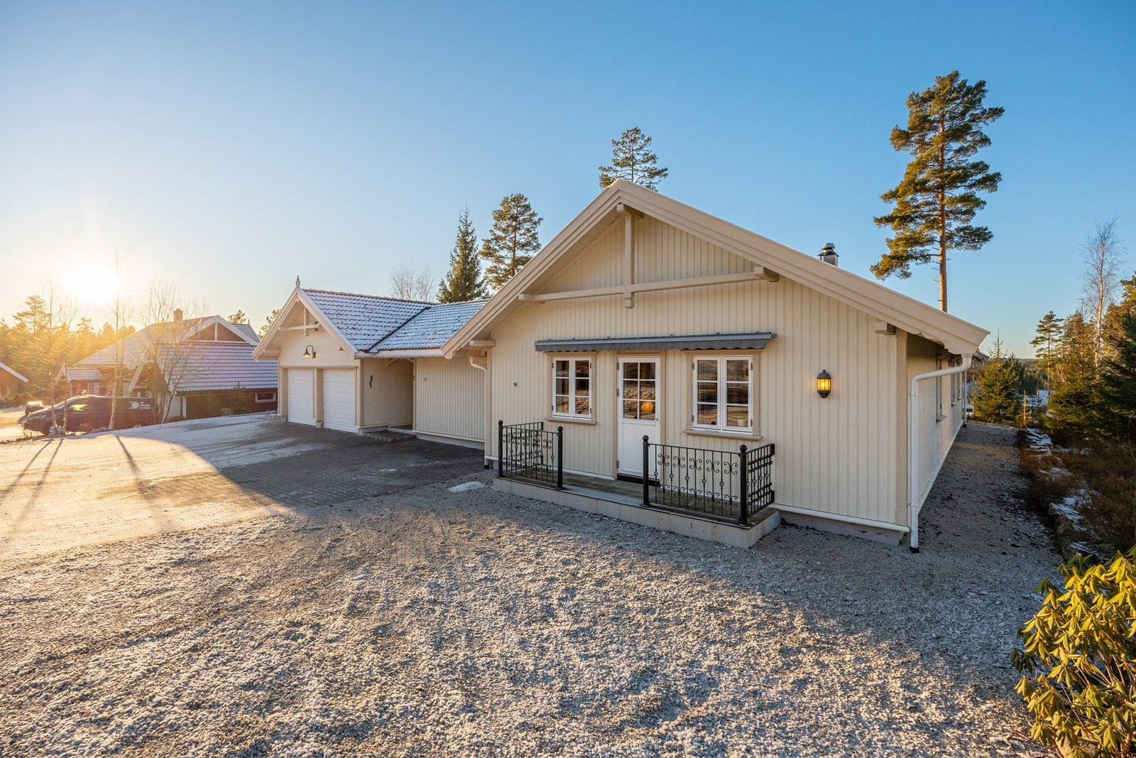 På fremsiden av huset har tomten en stor gårdsplass med vedlikeholdsvennlig belegningsstein og gode muligheter for parkering. Galleribilde