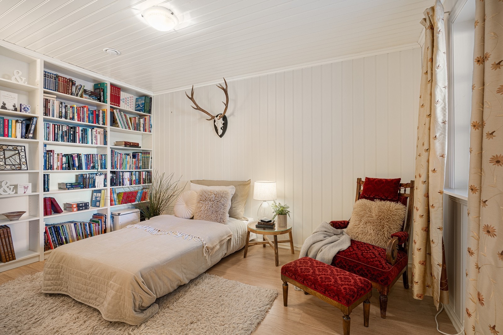 Boligen har totalt tre soverom hvor alle ligger samlet og med enkel tilgang til badet. Galleribilde