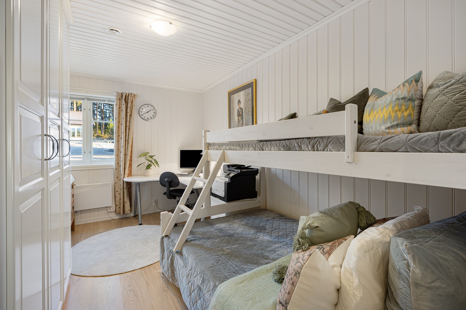 Alle soverommene har plass til ulike garderobeløsninger. I tillegg er det et stort skap i entreen, en bod tilknyttet entreen og ytterligere lagringsplass i garasjen. Galleribilde