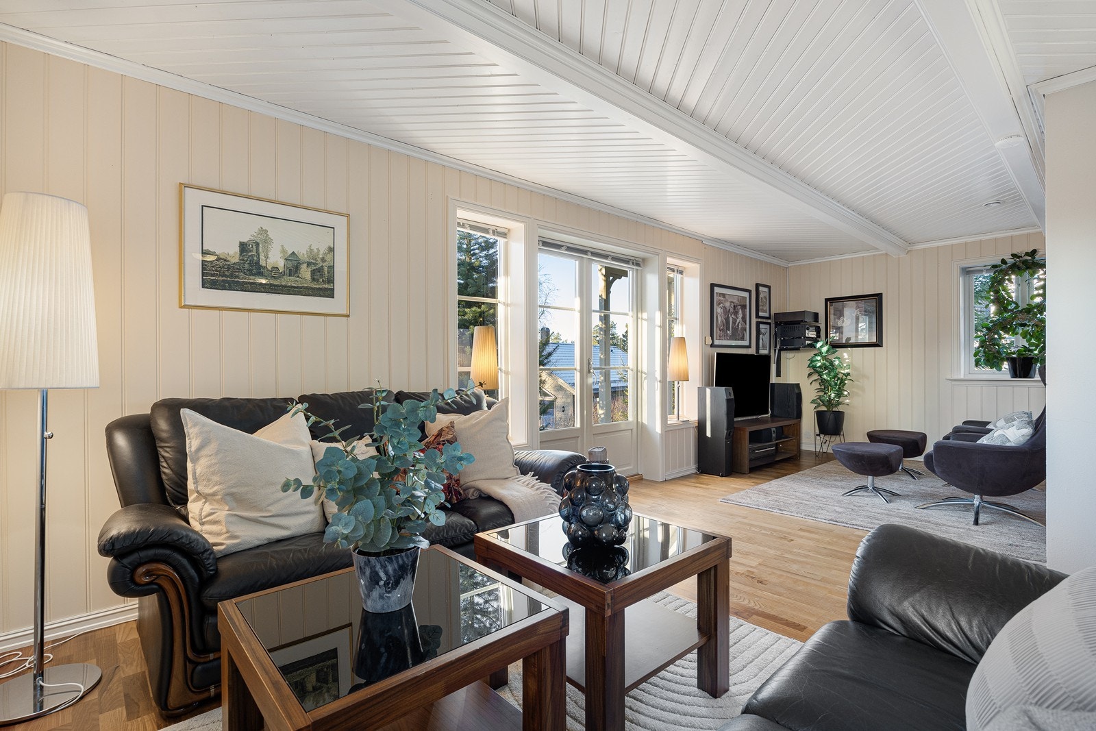 Boligen fremstår som solid og hyggelig, og som raskt føles som et hjem! Galleribilde