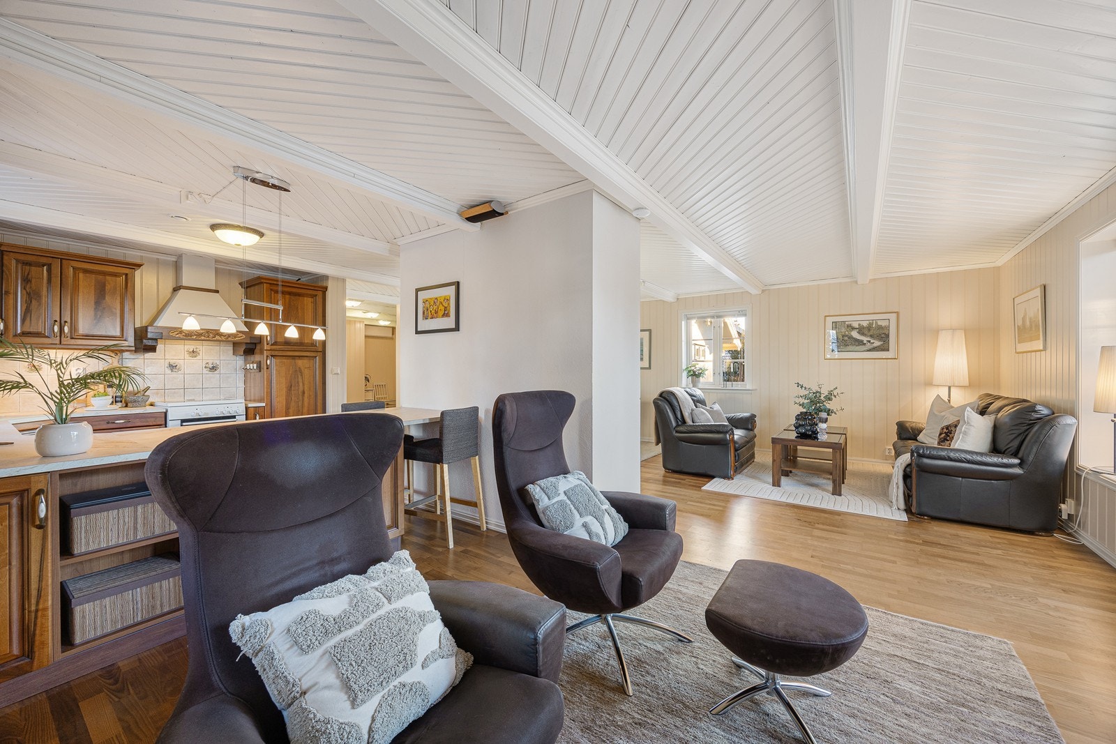 Barløsningen ved kjøkkenet passer utmerket til enkle måltider, gode samtaler og lekselesning mens middagen tilberedes. Galleribilde