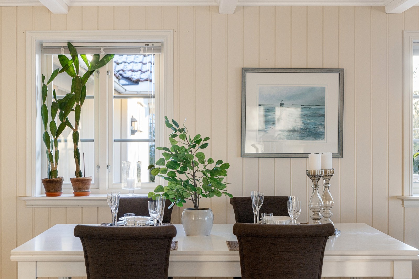 Nærmest kjøkkenet samles venner og familie for hyggelige måltider rundt et langbord. Galleribilde