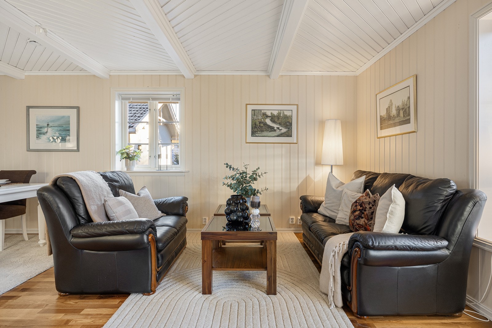 Stuen innbyr til både avslapning og familiehygge i de sosiale sonene. Galleribilde