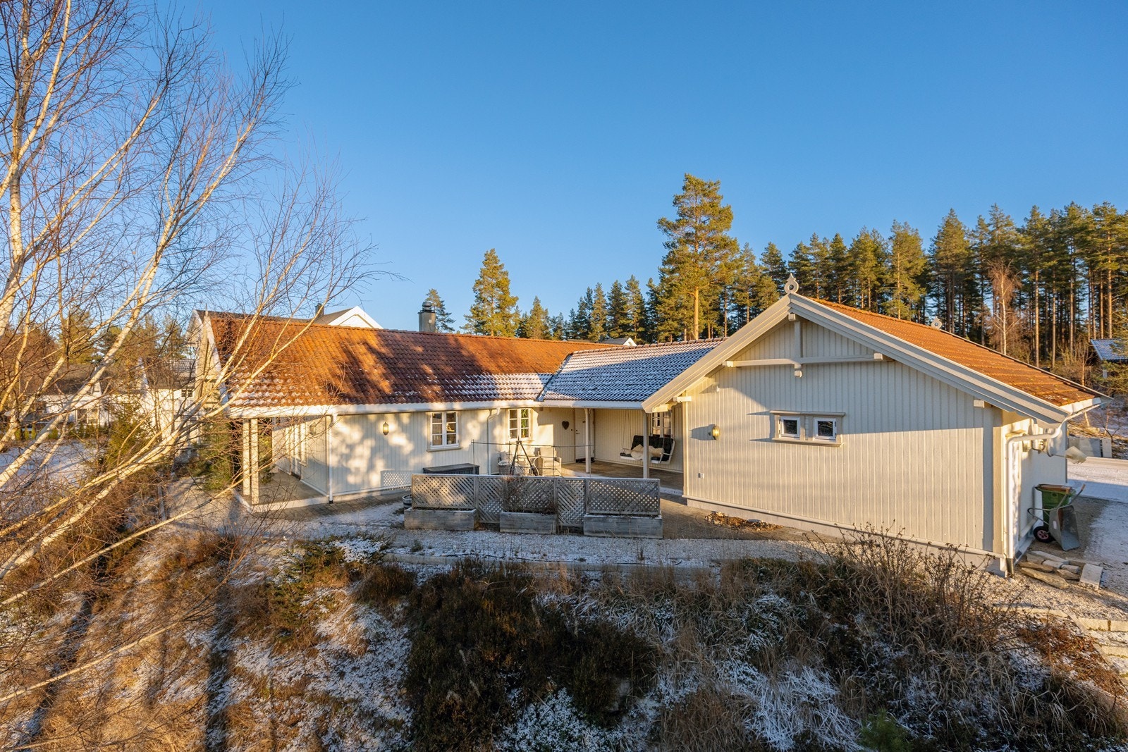 Den lettstelte tomten har naturlig skogbunn og er uten plenområder som krever vedlikehold. Galleribilde