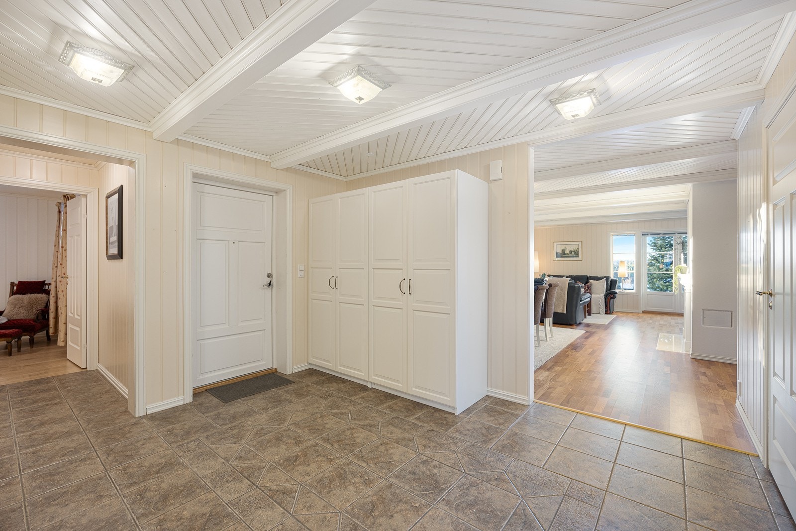 Planløsningen er funksjonell, og fra entreen er det enkel adkomst til de øvrige rommene. Tilknyttet entreen finner man en hendig bod for oppbevaring av diverse utstyr. Galleribilde