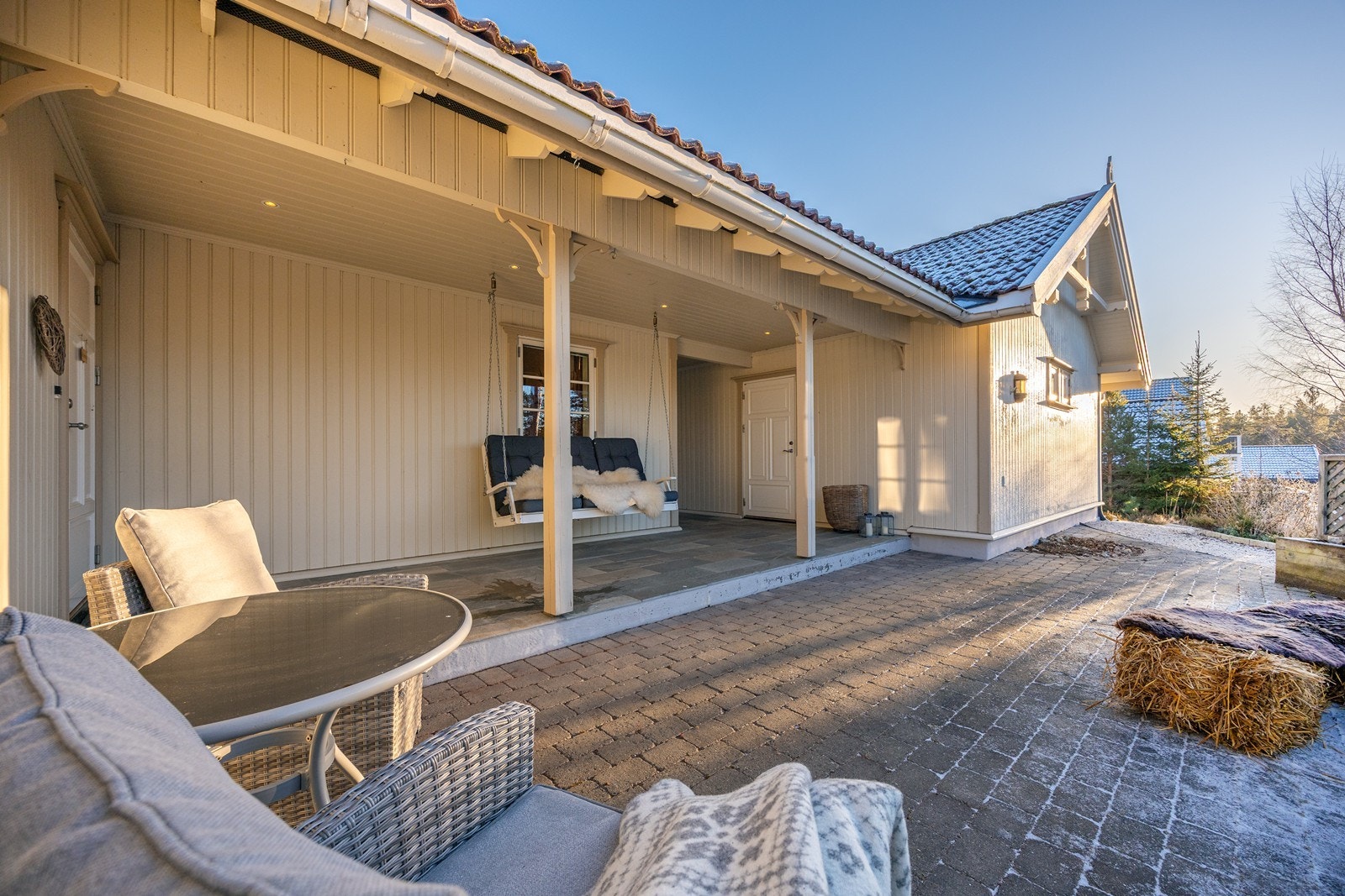 Eneboligen ligger høyt og fint til, og uteområdet oppleves som gjennomført. Plasseringen gir fint utsyn over nabolaget. Rett bak huset er det lysløype og milevis med merkede turstier. Galleribilde