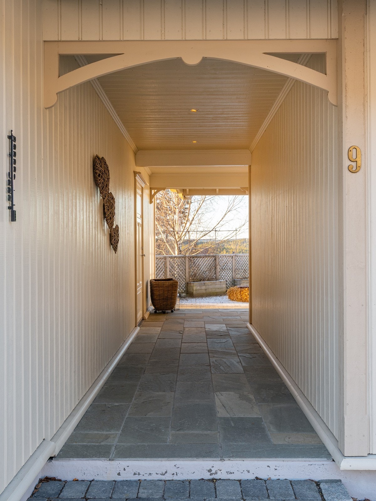 Svalgangen tar deg til inngangen, og binder huset sammen med garasjen. Galleribilde