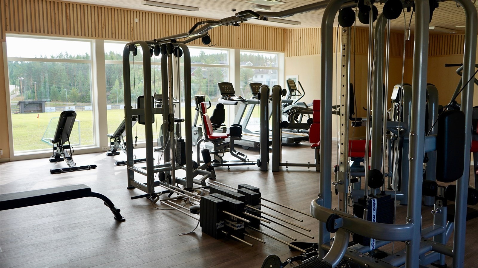 Treningsrommet på klubbhuset tilbyr en rekke treningsapparater. Idrettsforeningen har også en 9-hulls frisbeegolf bane. Om vinteren er det lysløype for de som liker å gå på ski. Galleribilde