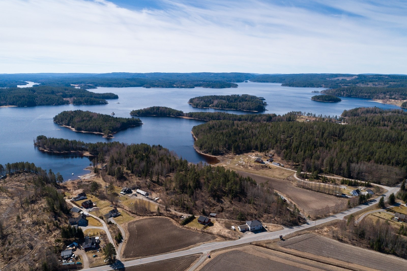 Setskog byr på store skogsområder, innsjøen Setten, flere andre små vann, turmuligheter året igjennom, jakt og fiske, et levende lokalsamfunn og ikke minst et godt oppvekstmiljø for barna og et trygt bomiljø for hele familien. Galleribilde