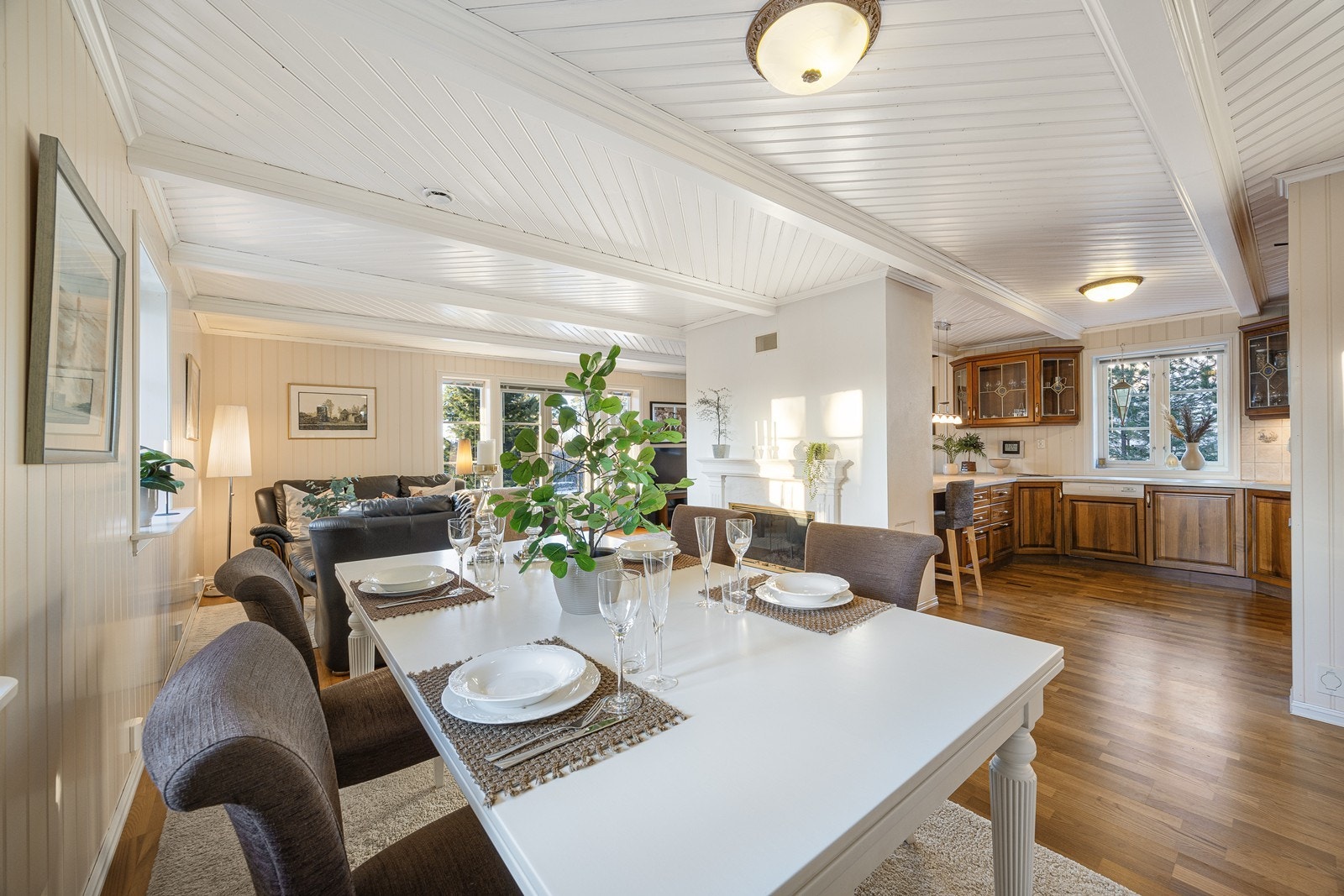 Sammen danner stuen og kjøkkenet et flott allrom, med innbydende atmosfære og god møbleringsfrihet. Galleribilde