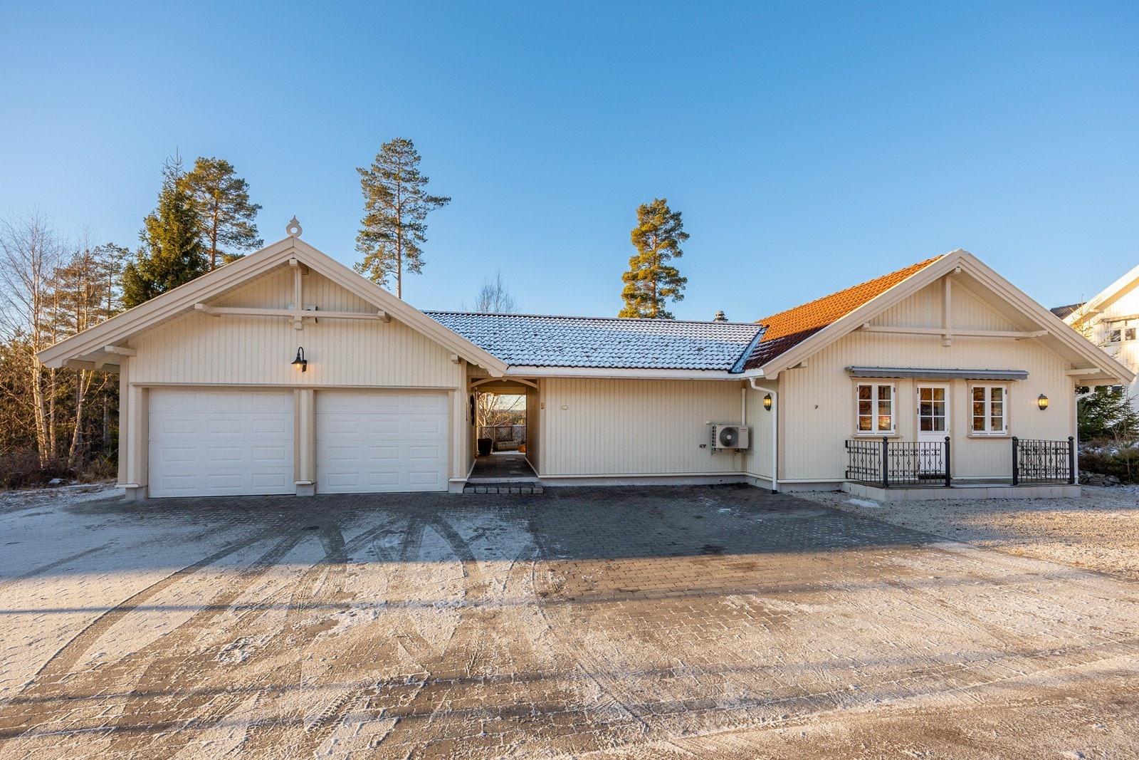 Ved hovedsoverommet er det en østvendt terrasse med markise, skiferheller og klassisk rekkverk av metall. Den doble garasjen er delvis isolert, har innlagt strøm, lagringshems og isolert bod med to utvendige adkomster i tillegg til garasjeporten. Galleribilde