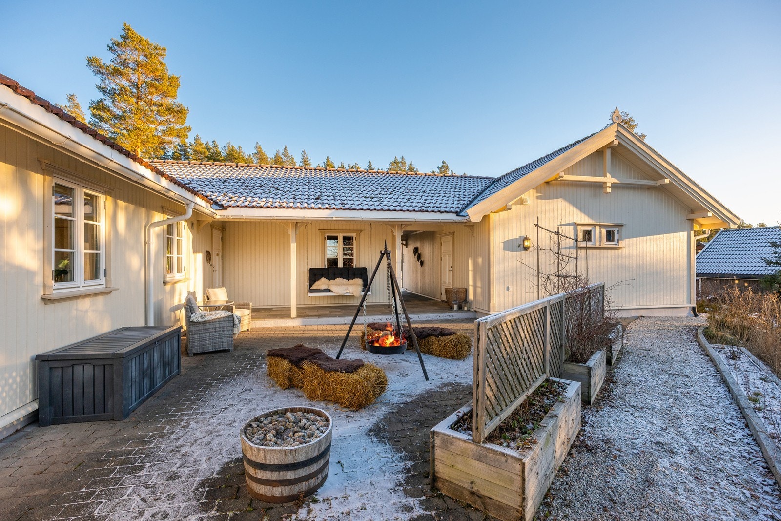 Tilknyttet passasjen ved garasjen har boligen en stor uteplass med vedlikeholdsvennlig belegningsstein. Den steinlagte uteplassen har belysning, utestikk og blomsterkasser med tilhørende levegg. Galleribilde