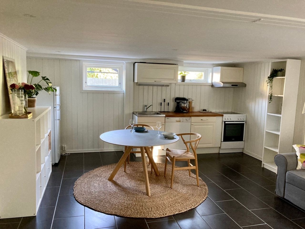 Romslig hybelleilighet på 55kvm med egen inngang - Strøm, oppvarming, internett og varmtvann inkl. Galleribilde