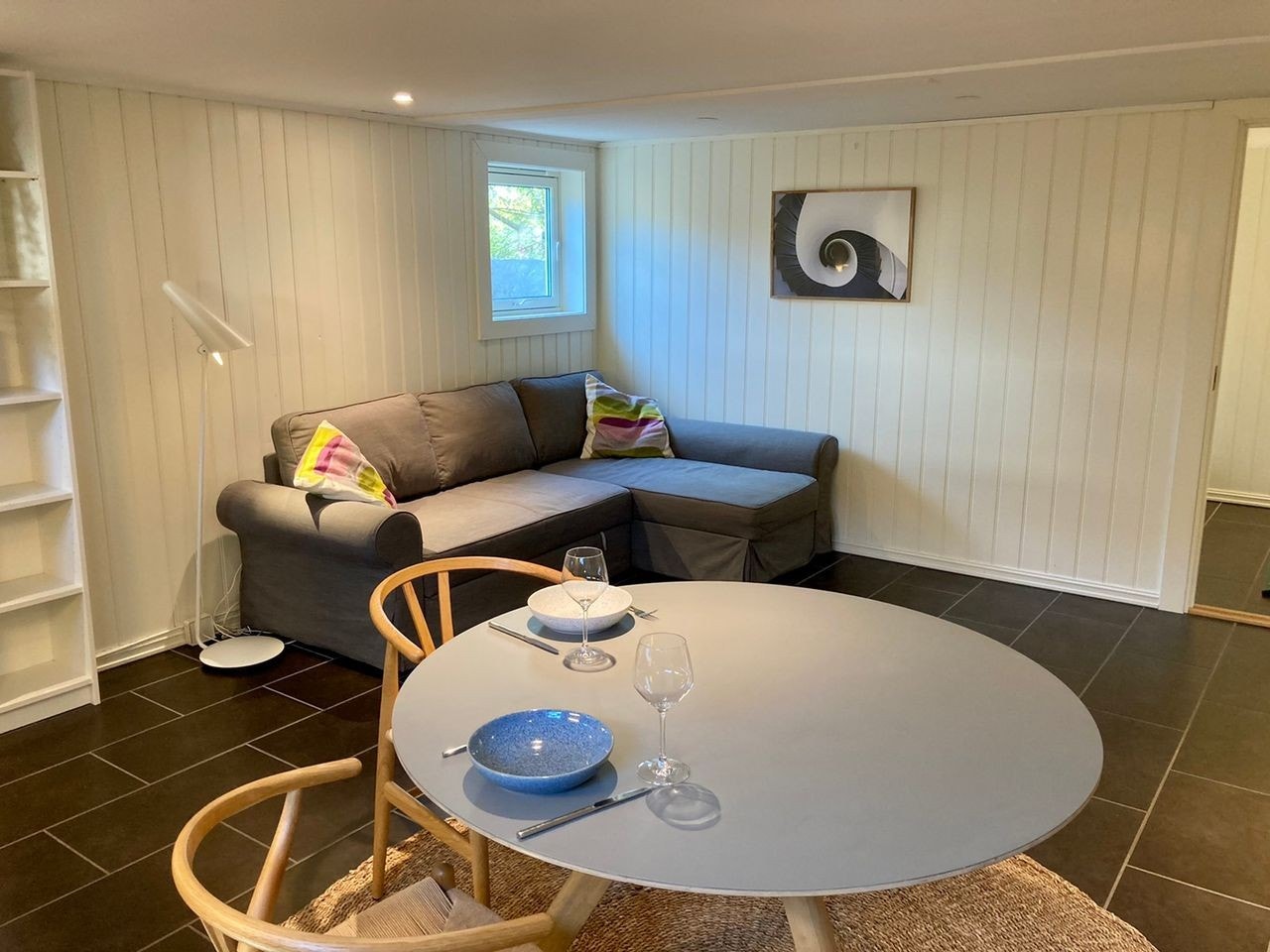 Stue med tilhørende sofa. Galleribilde