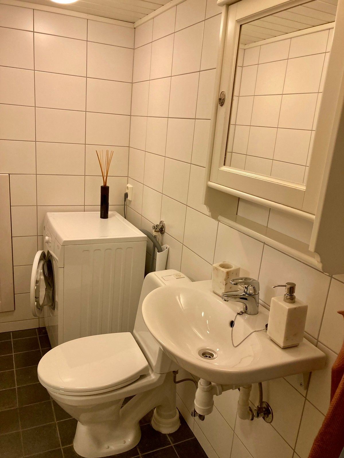 Bad med vaskemaskin. Galleribilde