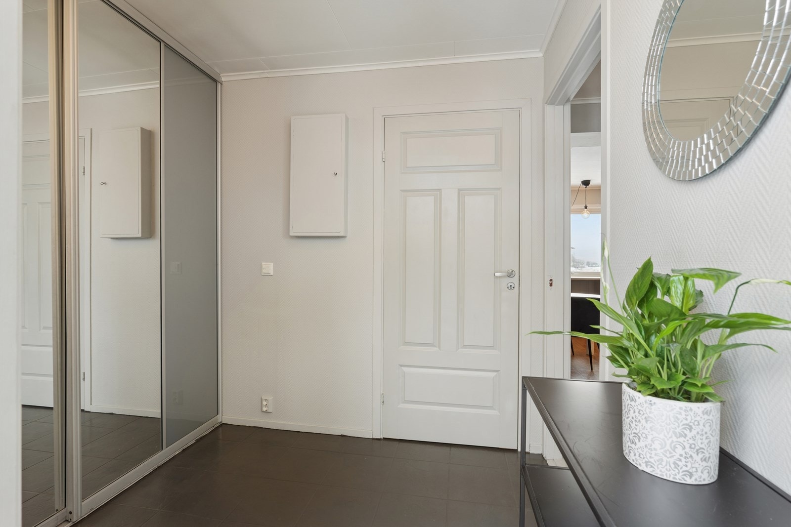 Entréen byr på godt med oppbevaringsplass i en romslig skyvedørsgarderobe, noe som gir et ryddig og innbydende førsteinntrykk. Galleribilde