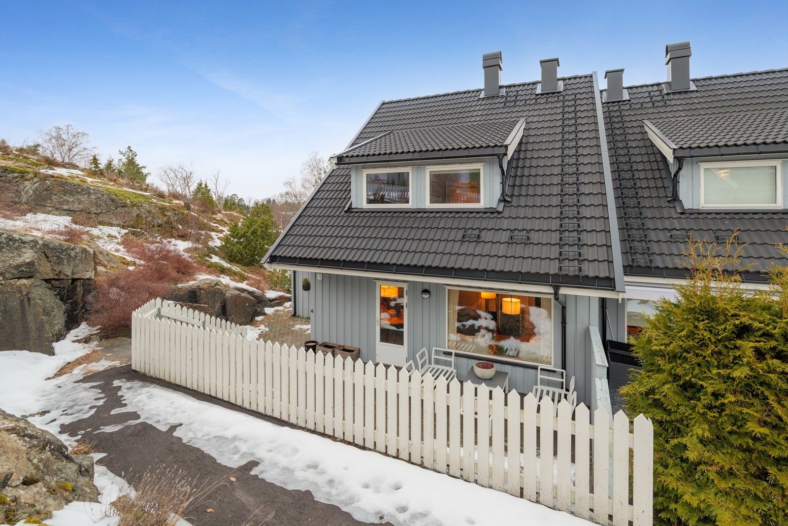 Eiendommen er delvis inngjerdet og har en naturtomt med både plenarealer og belegningsstein. Galleribilde