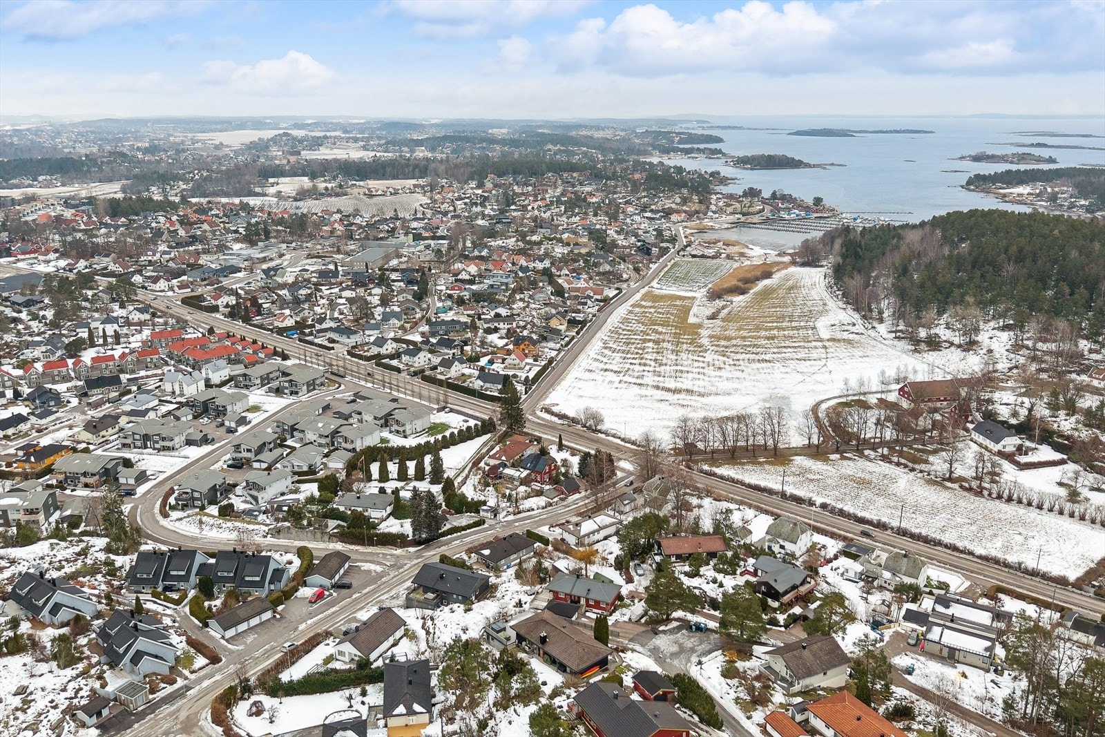 Til Tønsberg sentrum er det ca. 8 km med gode bussforbindelser og sykkel-/gangvei hele veien. Galleribilde