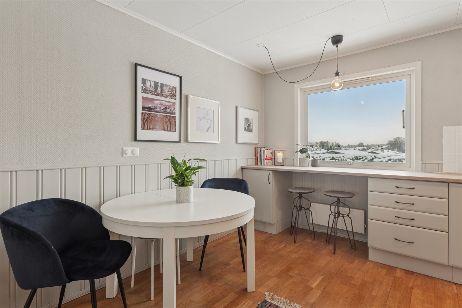 Kjøkkenet har plass til en liten frokostplass ved benkeplaten under vinduet, og i tillegg er det rom for et kjøkkenbord til daglige måltider. Galleribilde