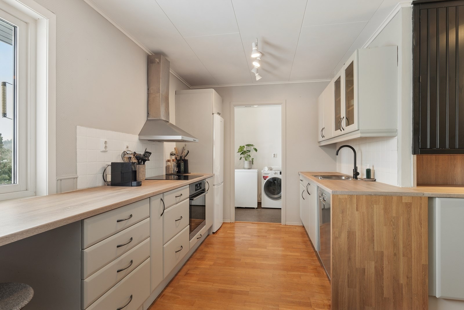 Fra kjøkkenet er det praktisk adkomst til vaskerommet og videre til to boder. Galleribilde