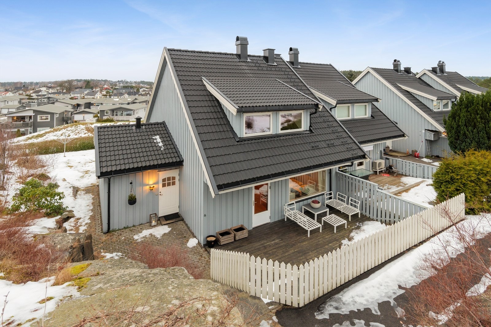 Rekkehusleilighet med flott beliggenhet på Hårkollen. Boligen ligger innerst i en rolig blindvei og byr på flott utsikt mot Knarberg båthavn. Galleribilde