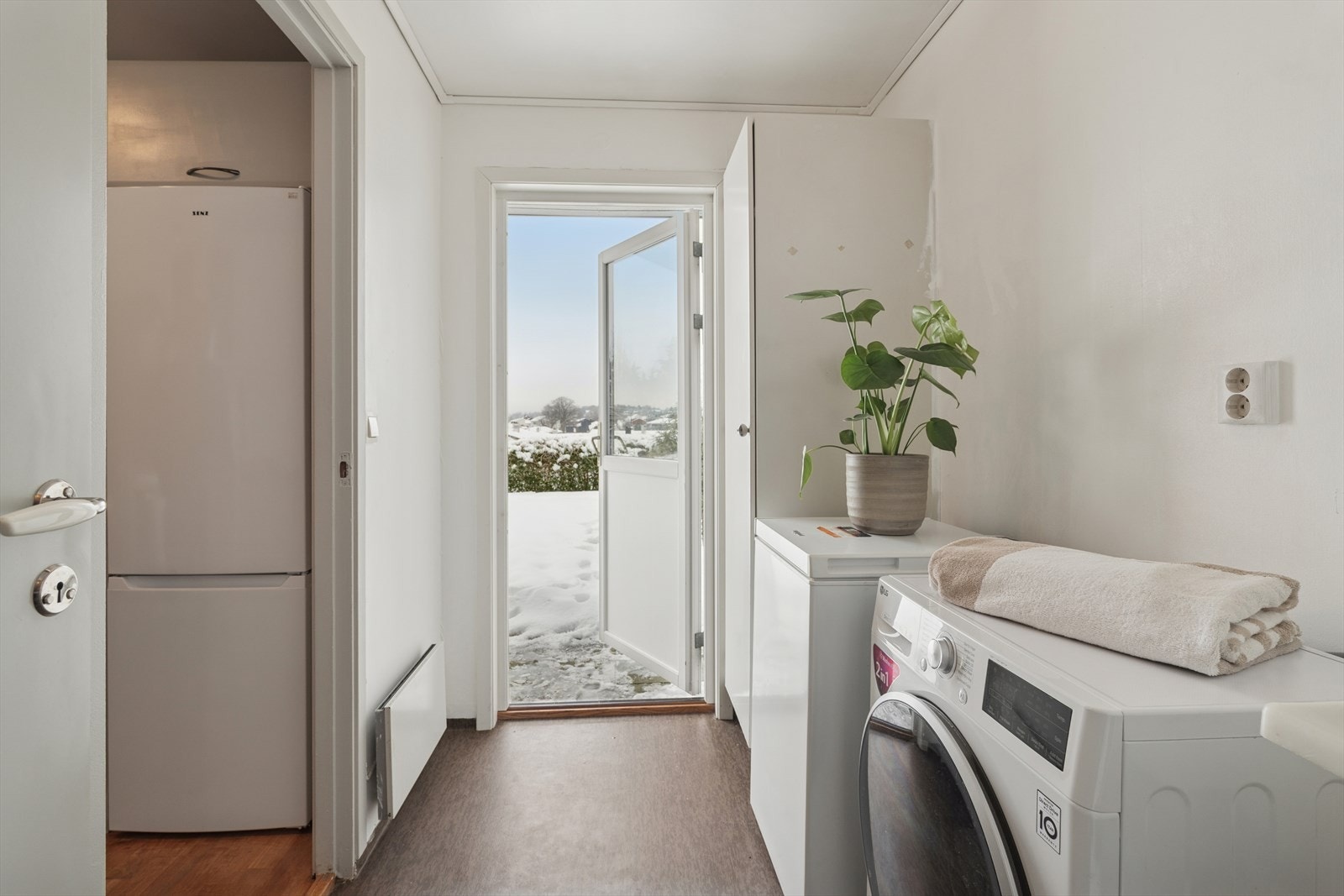 Fra vaskerommet innenfor kjøkkenet er det inngang fra hagen Galleribilde