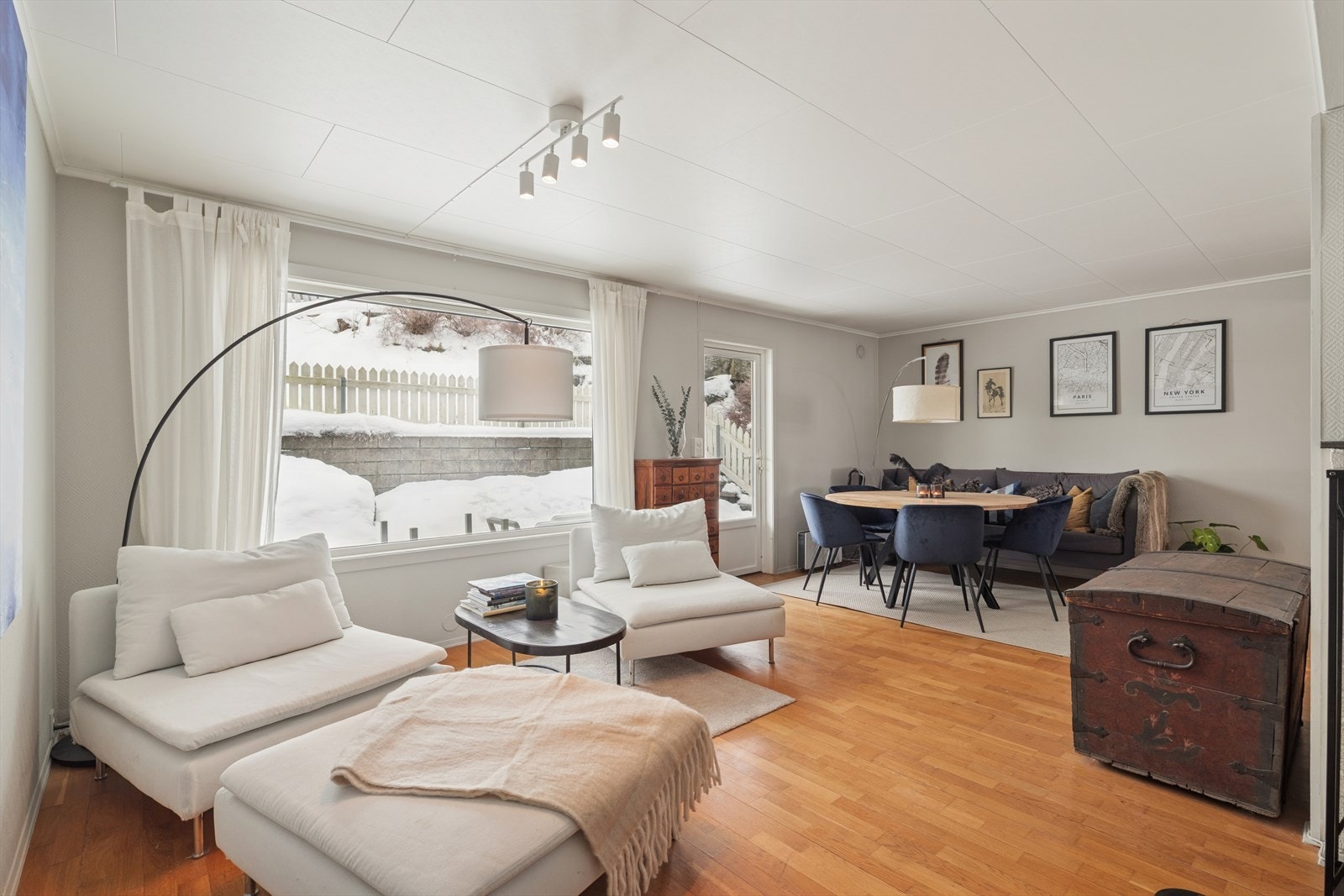 Store vindusflater slipper dagslyset inn og gjør rommet lyst og trivelig Galleribilde