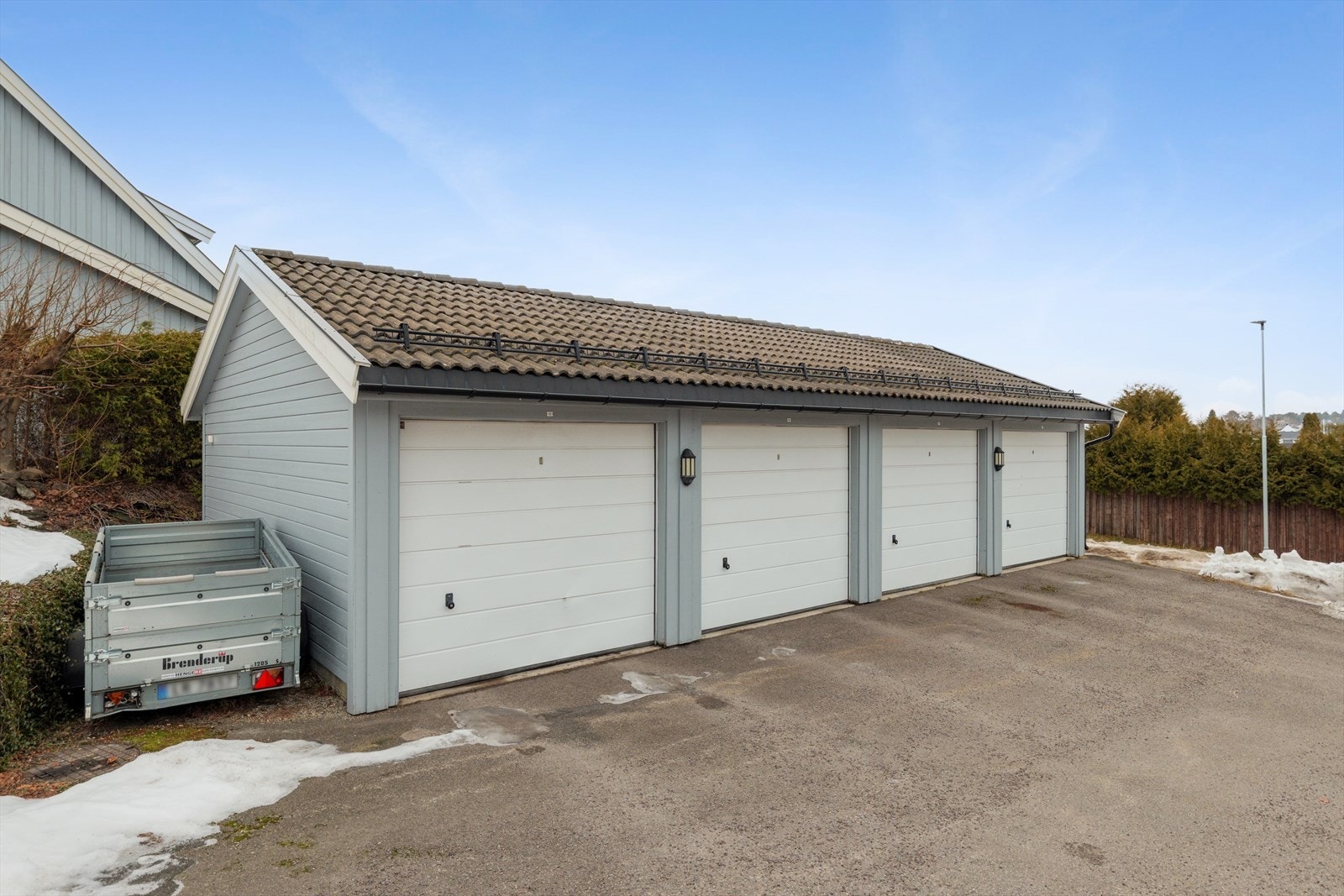 Garasjeplass i felles garasjerekke. Galleribilde