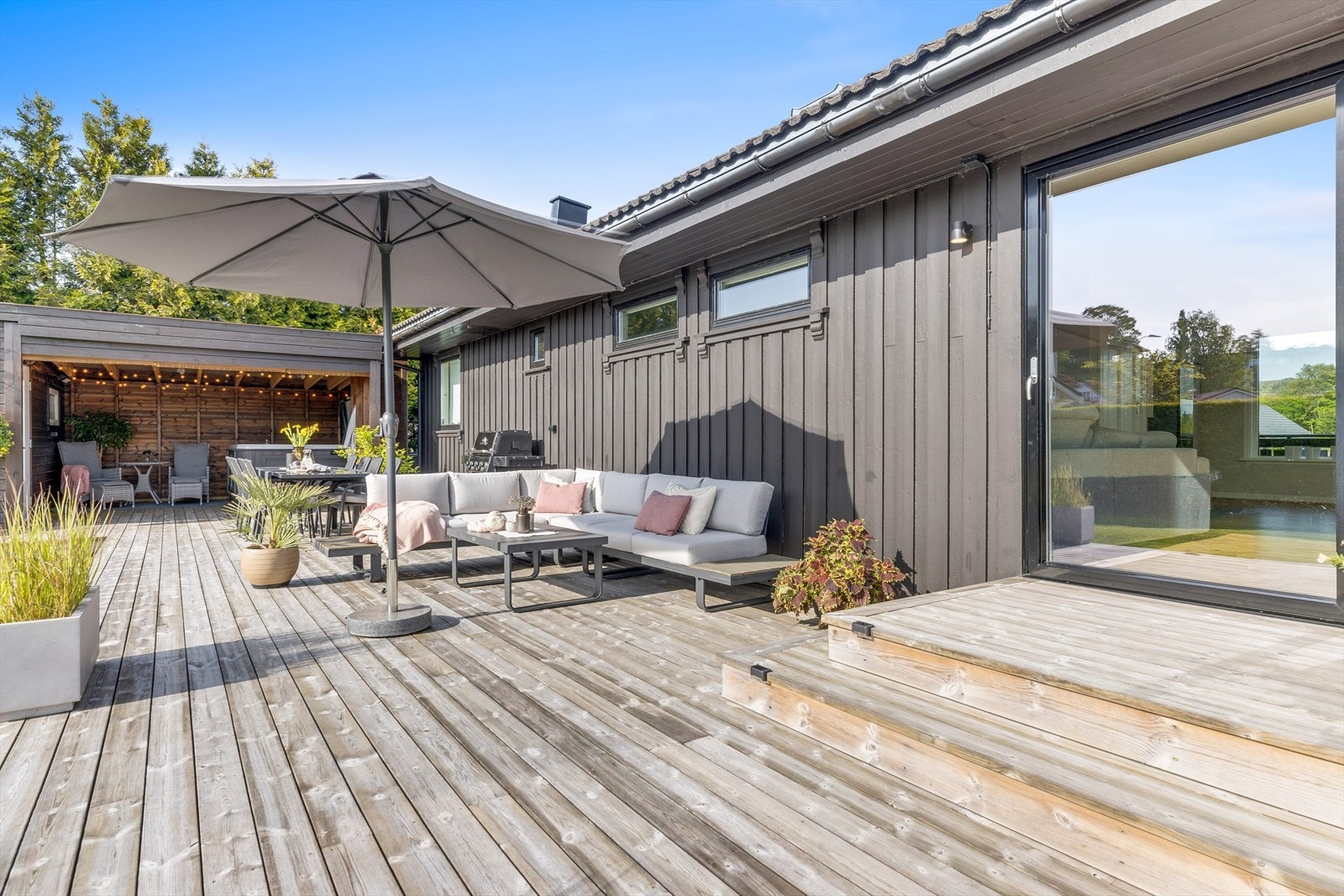 Stor solrik terrasse med masse møbleringsmuligheter Galleribilde