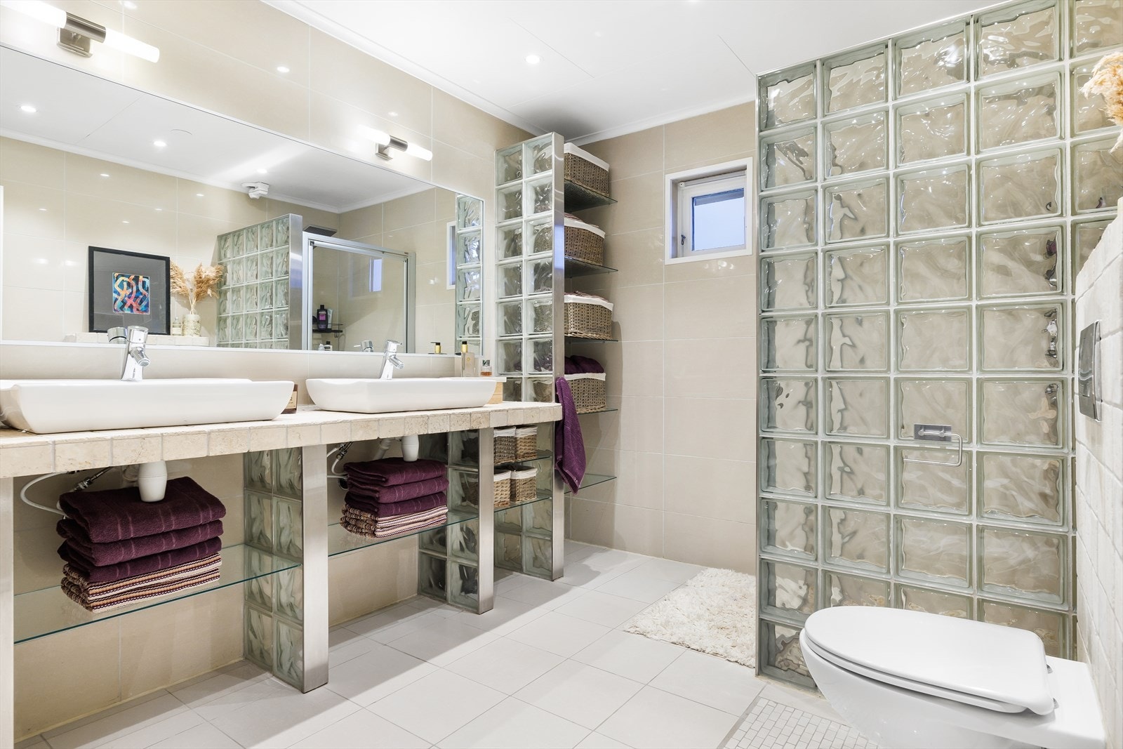 Bad hovedetasje med dobbel vask, vegghengt wc og dusjnisje Galleribilde