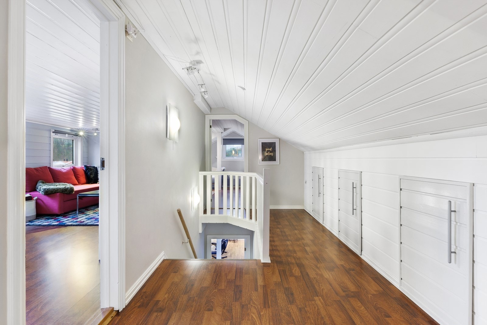 Gang på loftet har godt med lagring i kott Galleribilde