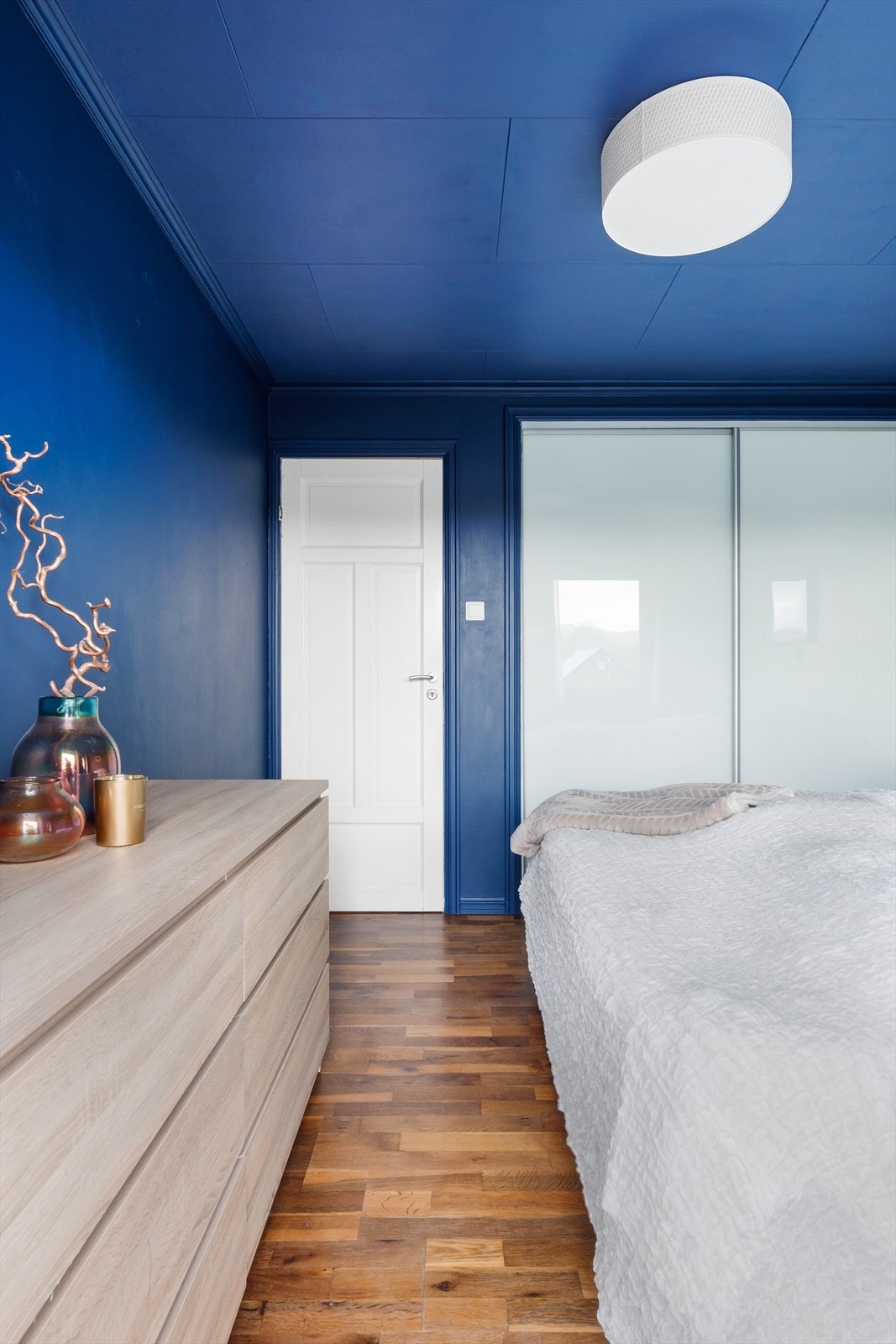 Innebygd skap i hovedsoverommet - praktisk oppbevaring av klær Galleribilde