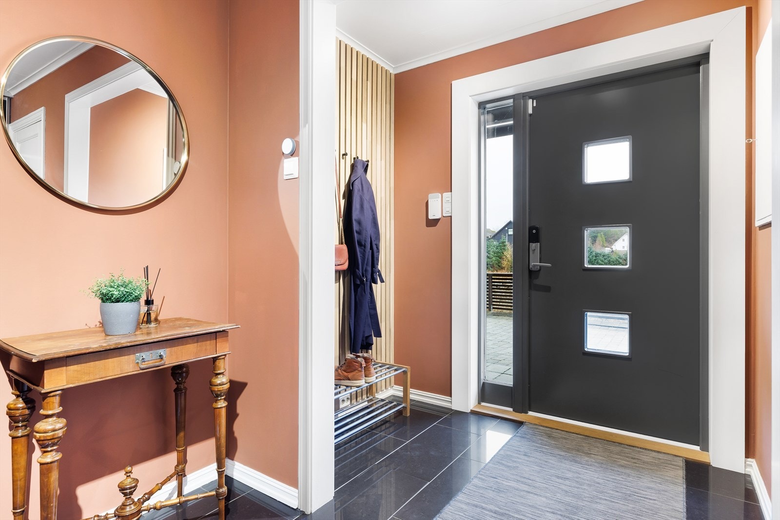 Lyst og fint inngangsparti Galleribilde