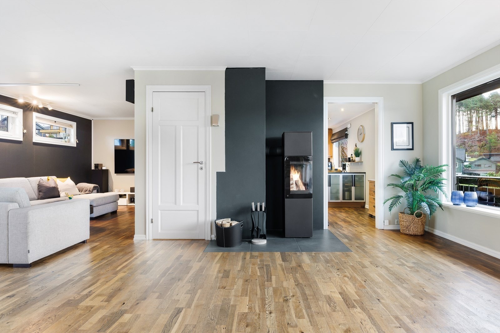 Herlig med vedovn i midten som varmer både stue og kjøkken Galleribilde