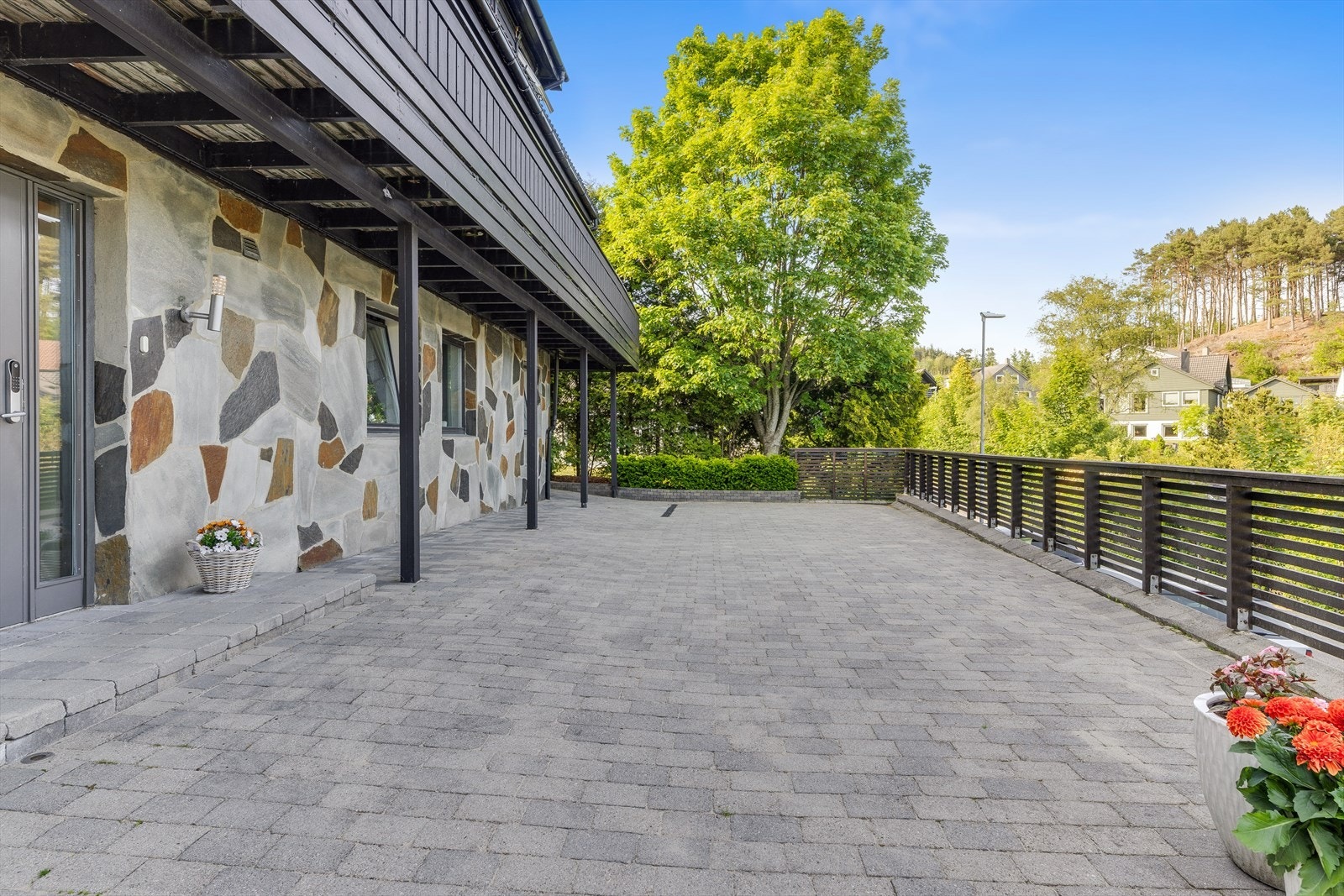 Gårdsrom/inngangsparti med morgensol, lagt med belegningsstein Galleribilde