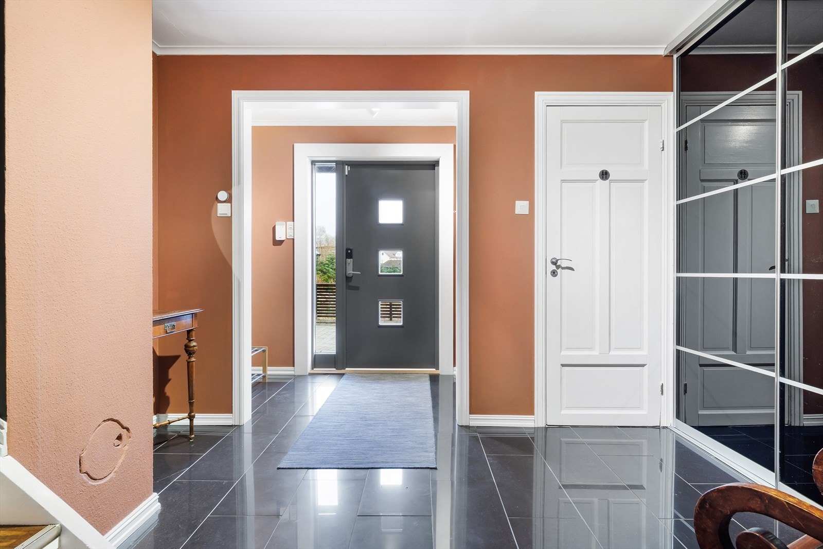 Flott gang med god garderobeløsning med skyvedører Galleribilde