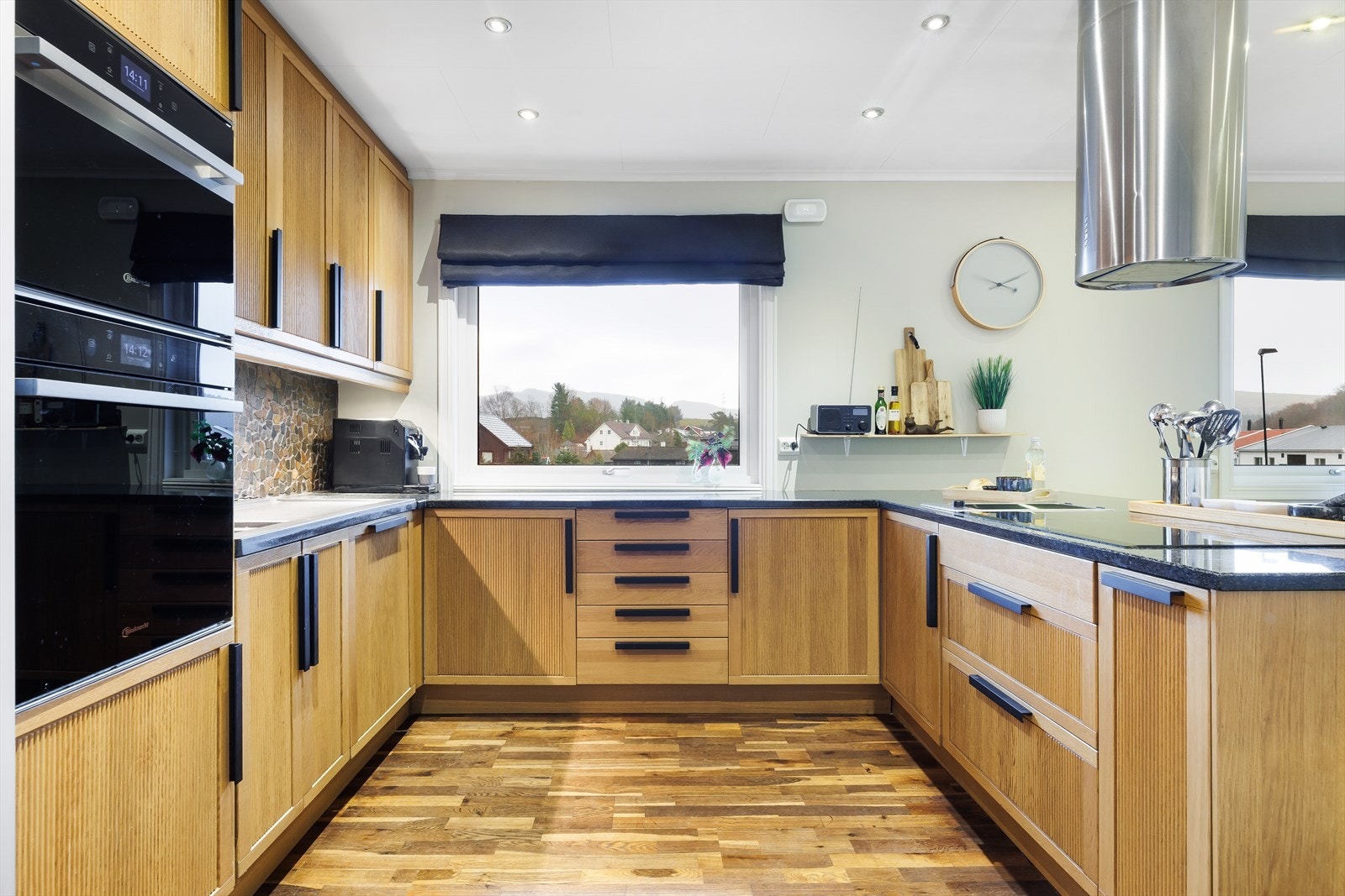 Oversiktsbilde- stort vindu som slipper inn rikelig med naturlig lys på kjøkkenet Galleribilde