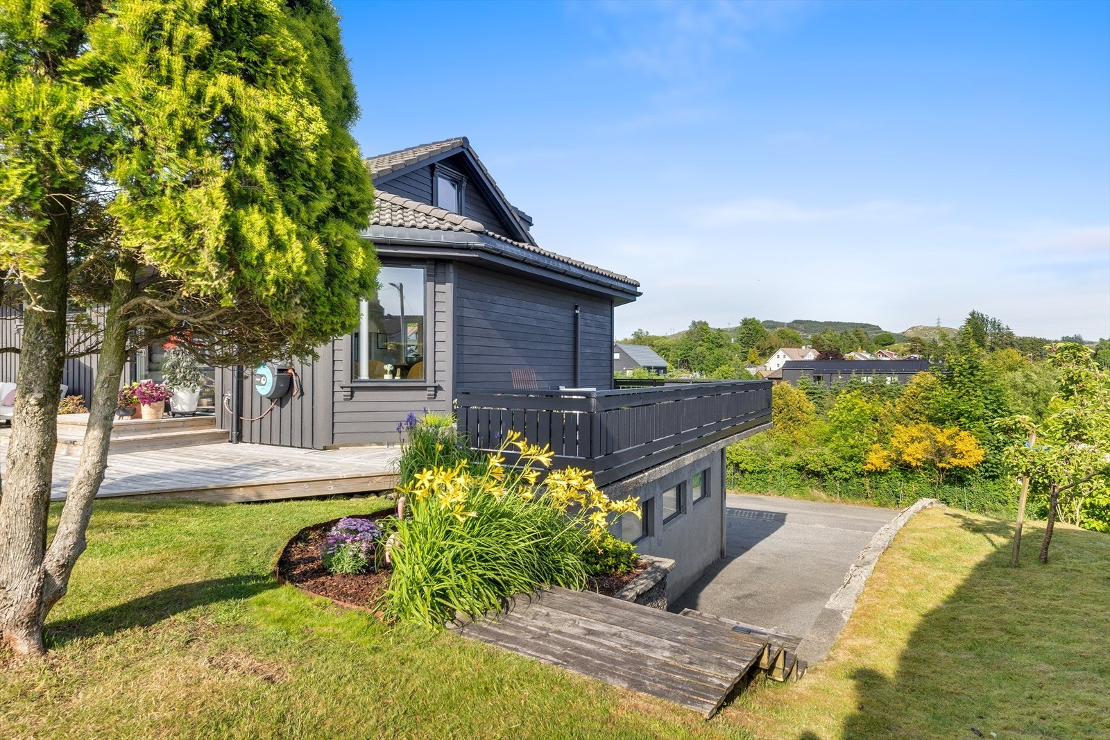 Trapp ned til gårdsrom fra hagen Galleribilde