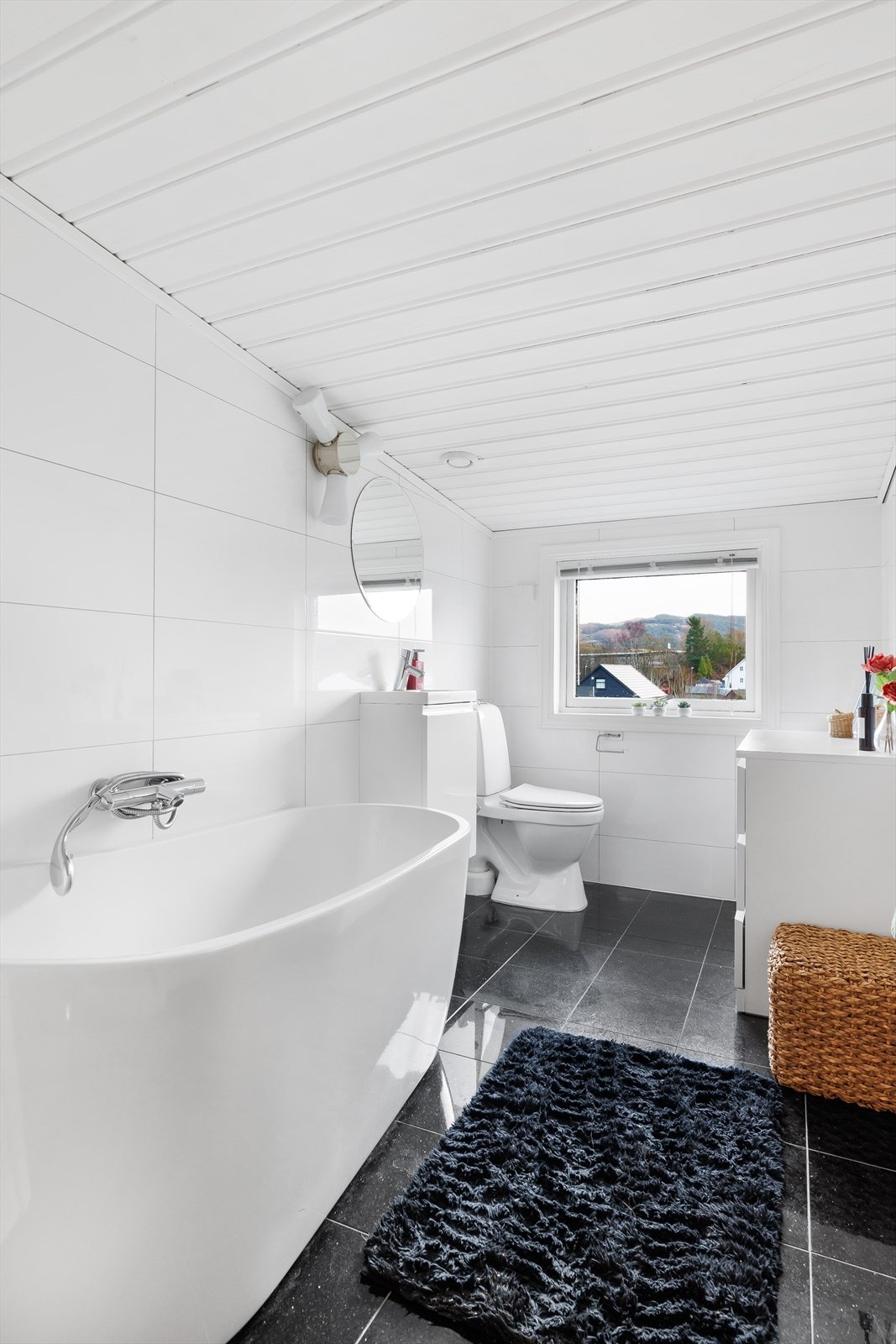 Bad i loftsetasje Galleribilde
