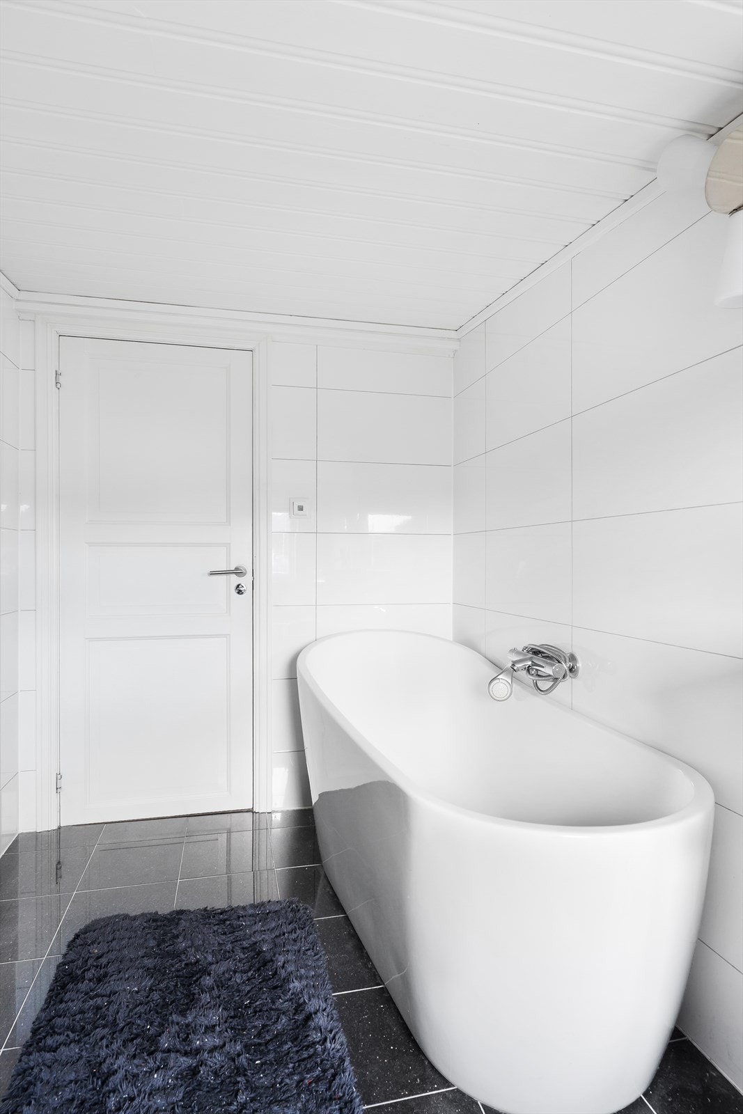 Bad i loftsetasjen - helfliset og stilrent Galleribilde