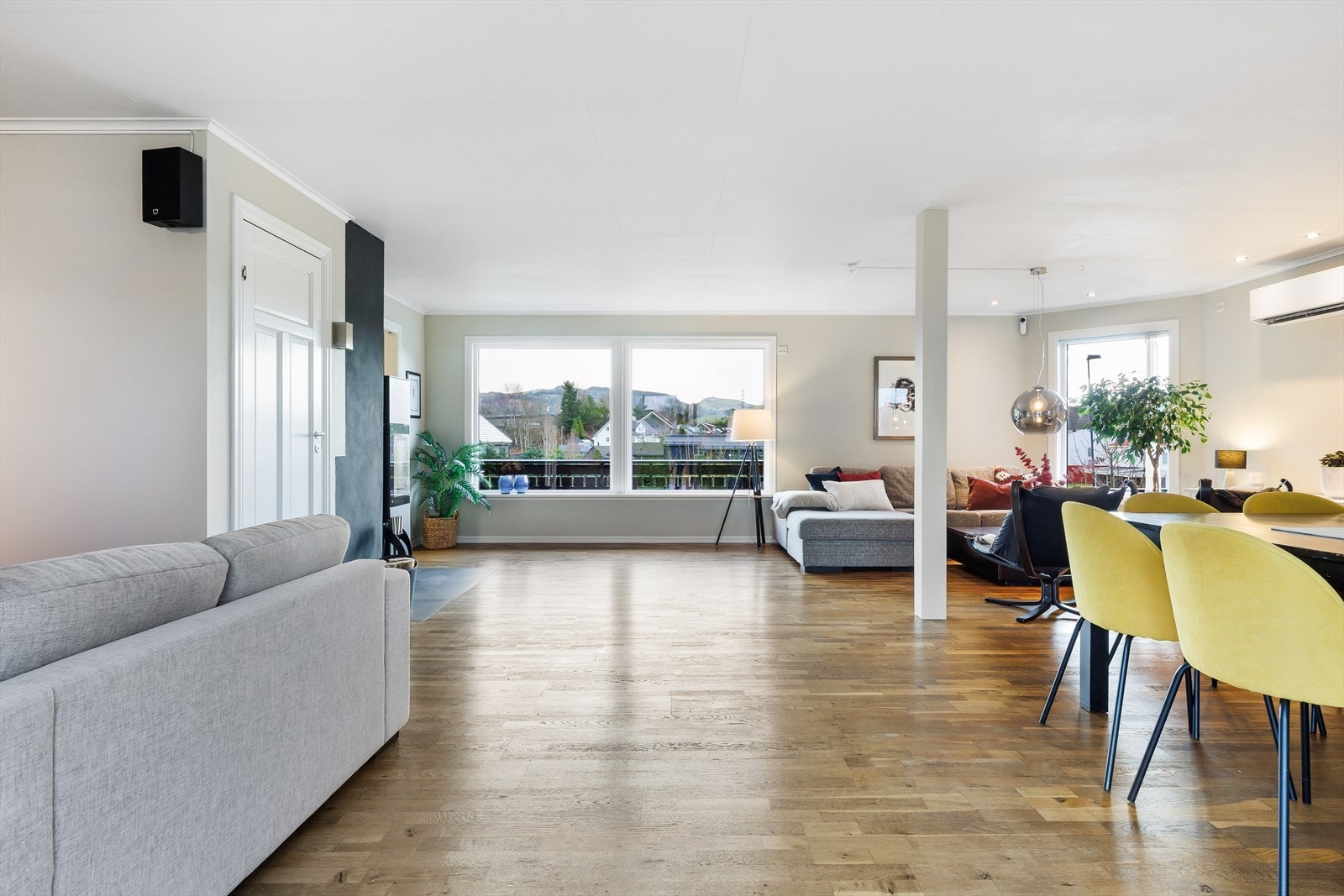 Romslig stue med gode møbleringsmuligheter Galleribilde