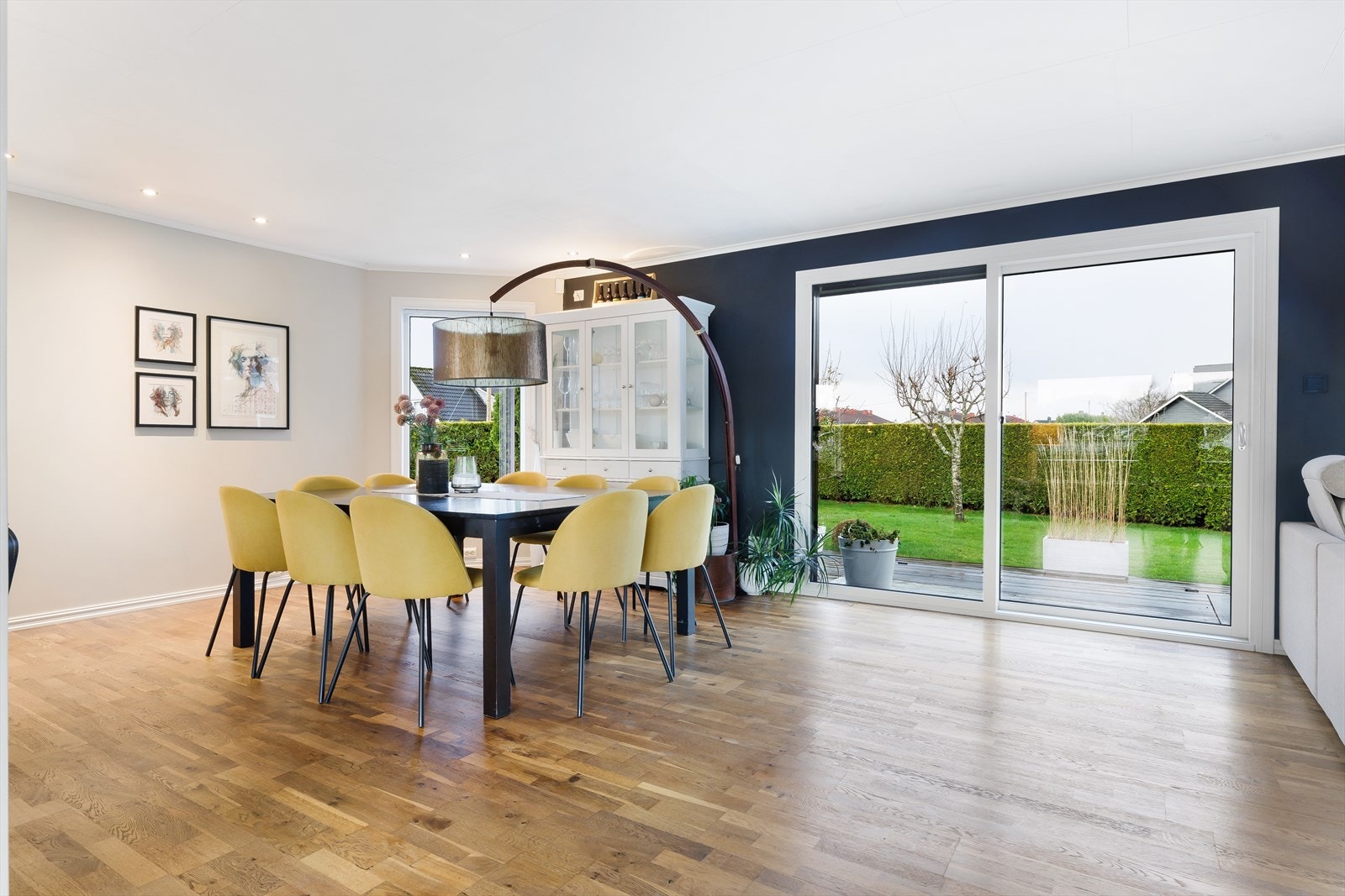 Fra stuen har du direkte utgang til hagen Galleribilde