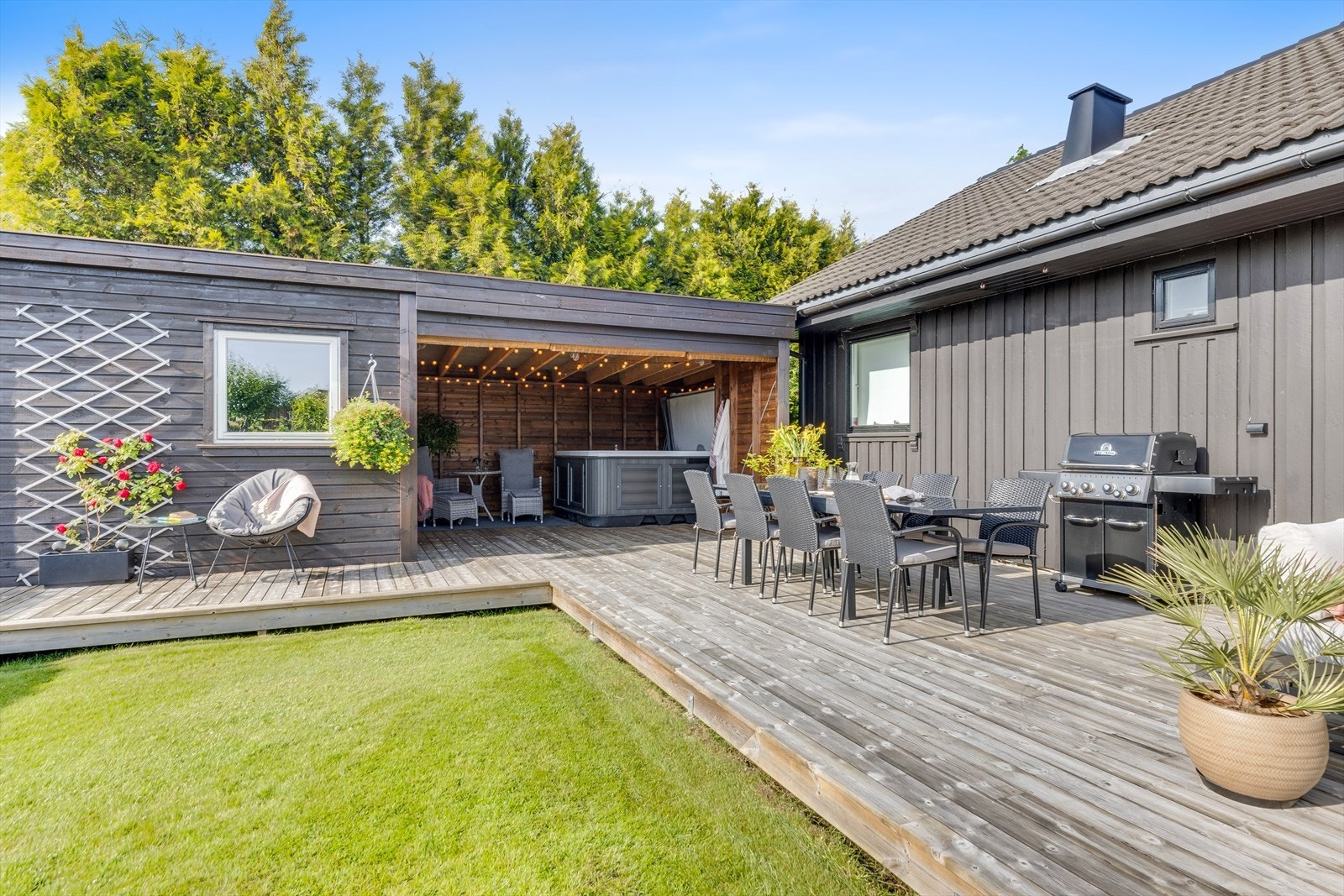 God plass til sammenkomster på den store vestvendte terrassen, samt overbygg terrasse Galleribilde