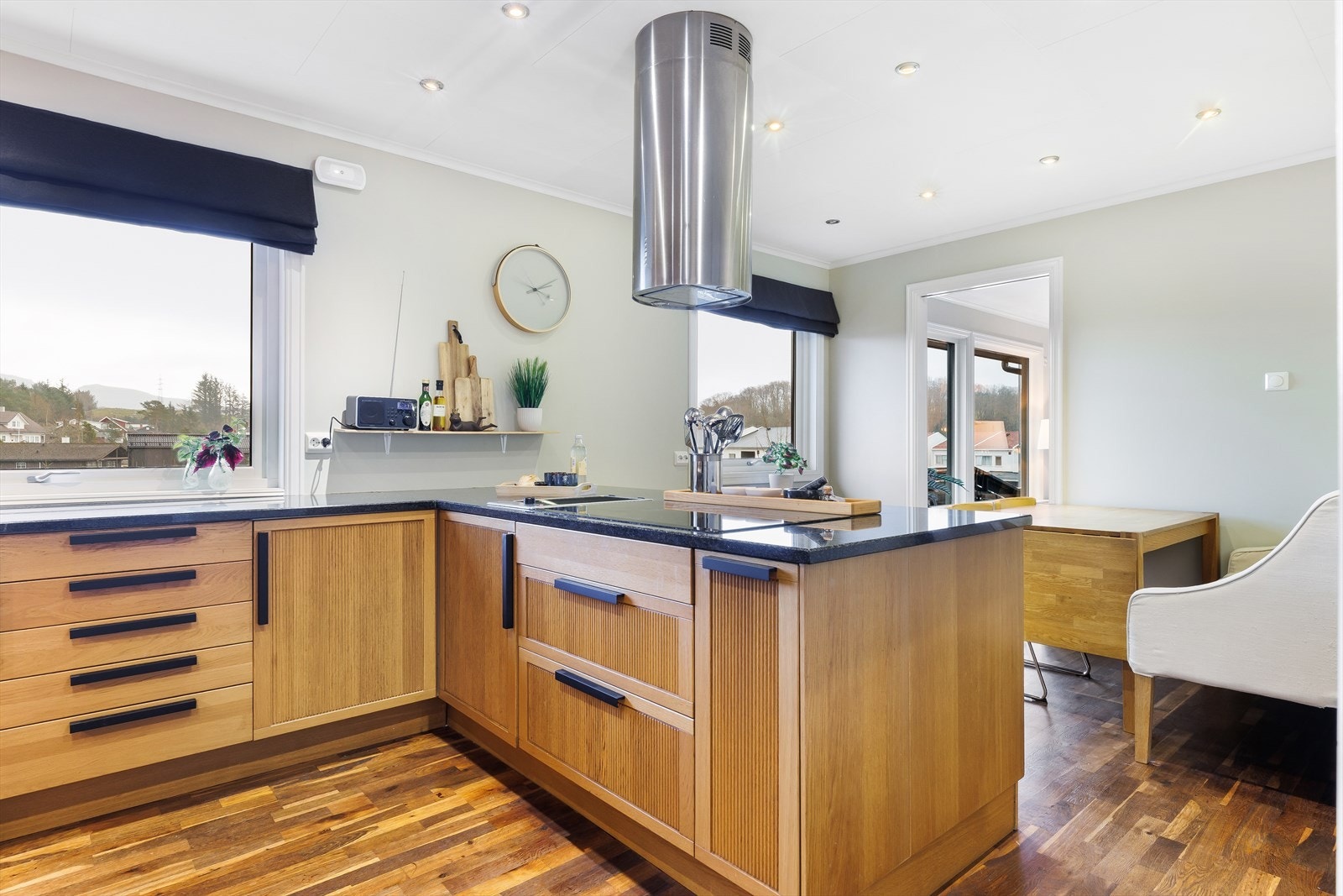 Stor induksjons og grill plate - Rikelig med skap- og benkplass Galleribilde