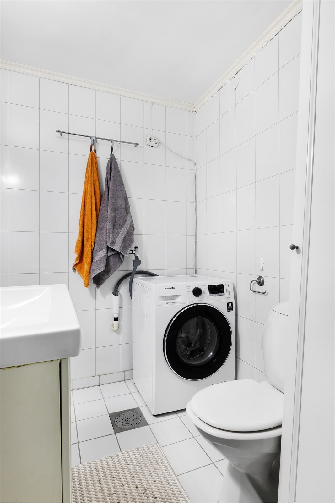 Bad leilighet - kombinert vaskemaskin og tørketrommel Galleribilde