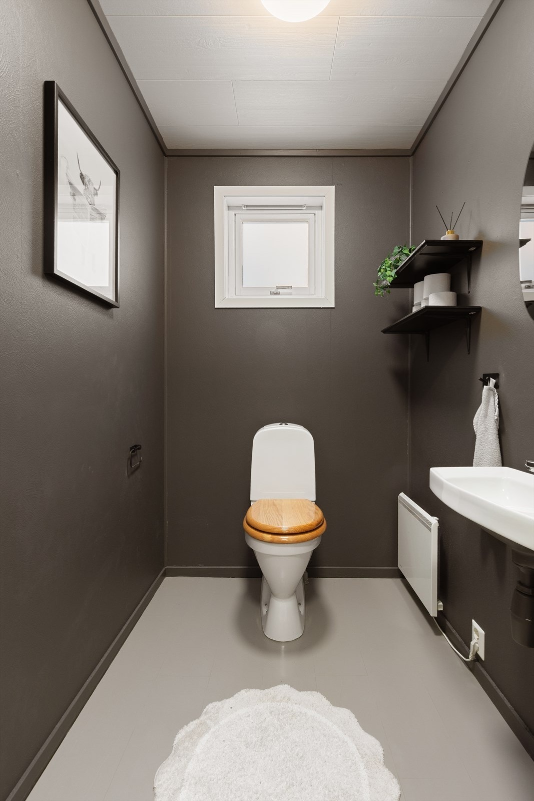 Boligen har også et separat og praktisk toalettrom i 1. etasjen Galleribilde