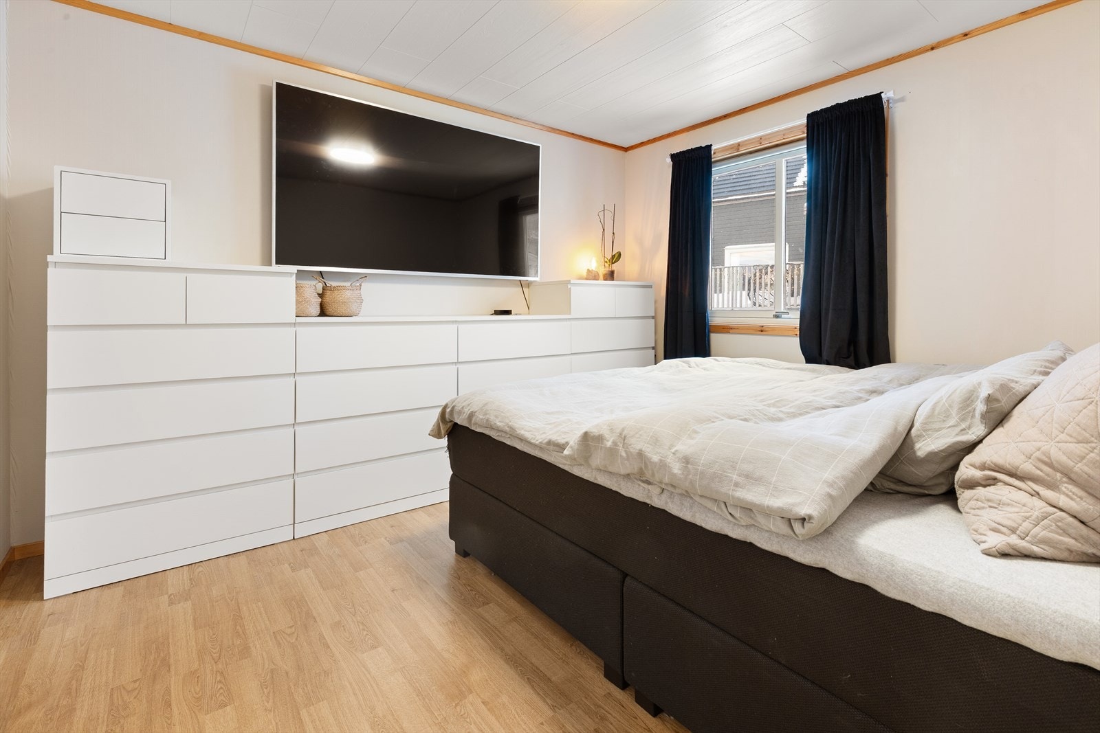 Alle rommene har god størrelse og plass til både dobbeltseng og garderobeløsning Galleribilde