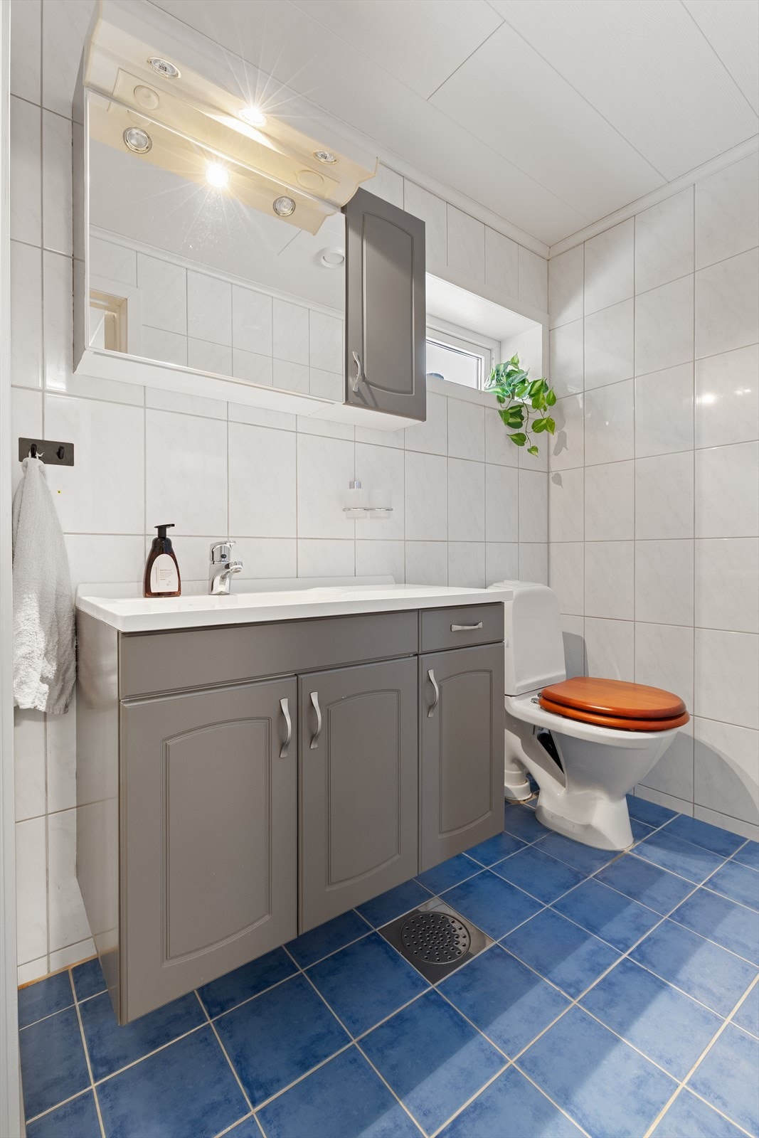 Boligen har i tillegg et bad i 2. etasje, noe som er svært praktisk i en travel hverdag og gir god komfort for både familie og gjester Galleribilde